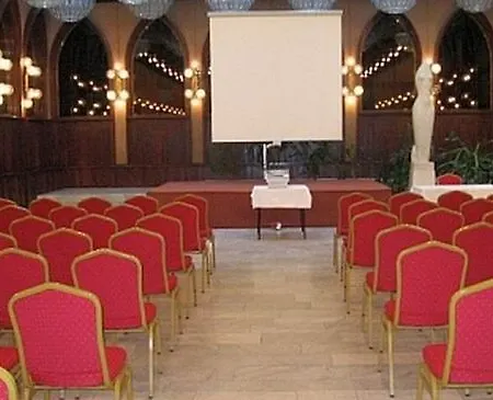 فندق Konferencia غيور